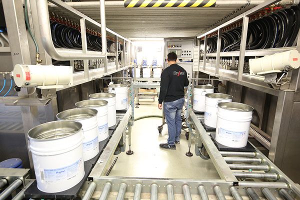 Dreisol Coatings Mitarbeiter in der Produktion – hochwertige Industrielacke werden präzise hergestellt